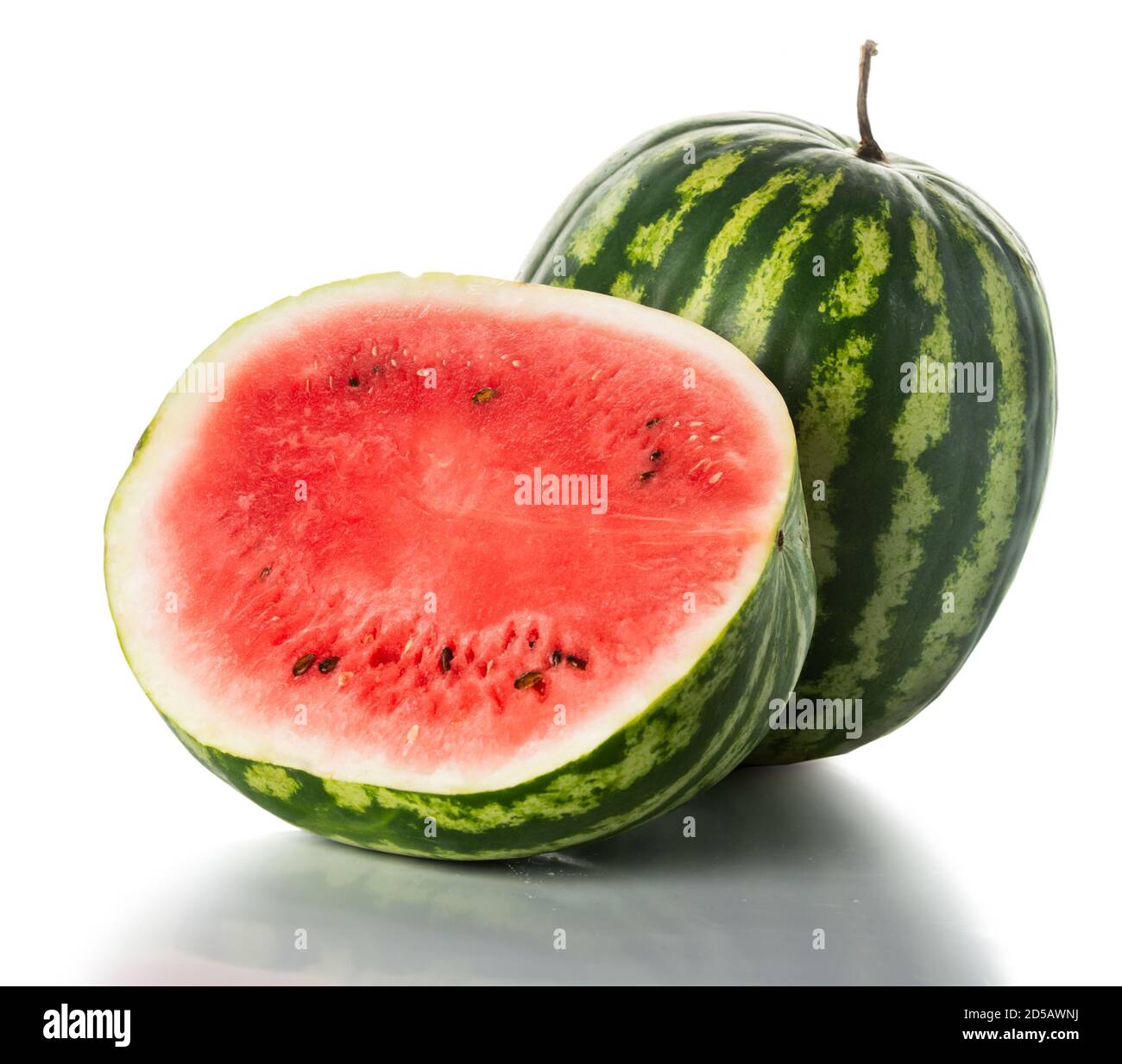 Ganze und halbe Wassermelone auf weißem Hintergrund Stockfoto