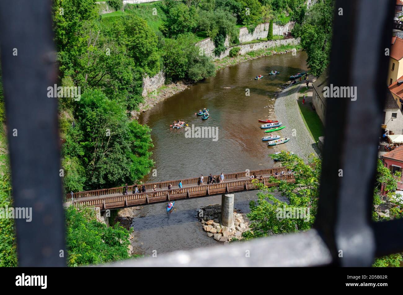 Blick auf Kajakfahrer auf der Moldau im Sommer. Rafting auf der Moldau. Südböhmen. Cesky Krumlov, Tschechische republik. Stockfoto