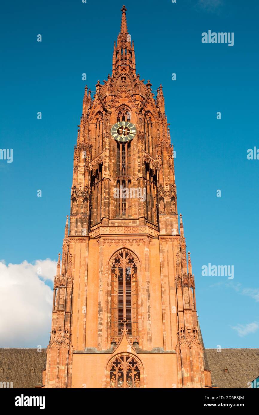 Der Uhrenturm der gotischen Architektur des St. Bartholomeus-Doms, Frankfurt, Hessen, Deutschland Stockfoto