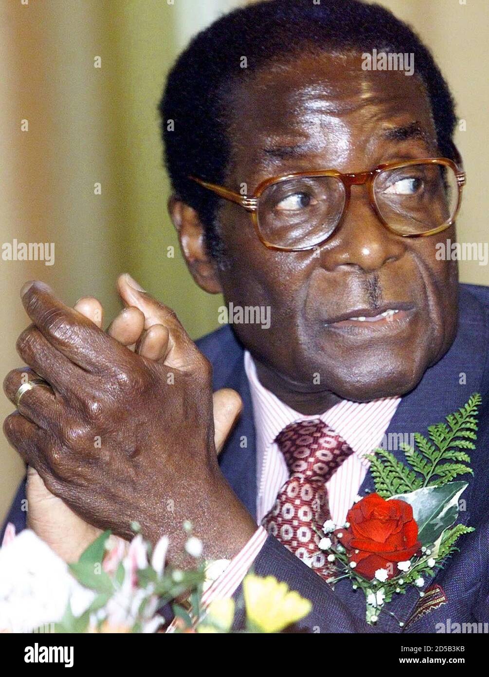 Der simbabwische Präsident Robert Mugabe beobachtet Verfahren, in denen er sich an Unterstützer wandte und das Wahlprogramm seiner Partei am 3. Mai in Harare lancierte. Mugabe hat am Mittwoch die Commonwealth-Kritik beiseite gewischt, sich geweigert, Kriegsveteranen des Befreiungskrieges zu beweisen, ihre Besetzung weißer Farmen zu beenden, und gesagt, Weiße könnten das Land verlassen. Im Gefolge einer äußerst kritischen Stellungnahme des Commonwealth am Dienstag sagte Mugabe den Kriegsveteranen und Parteiunterstützern, er sei der Verfechter von Demokratie und Gerechtigkeit in Simbabwe. Stockfoto