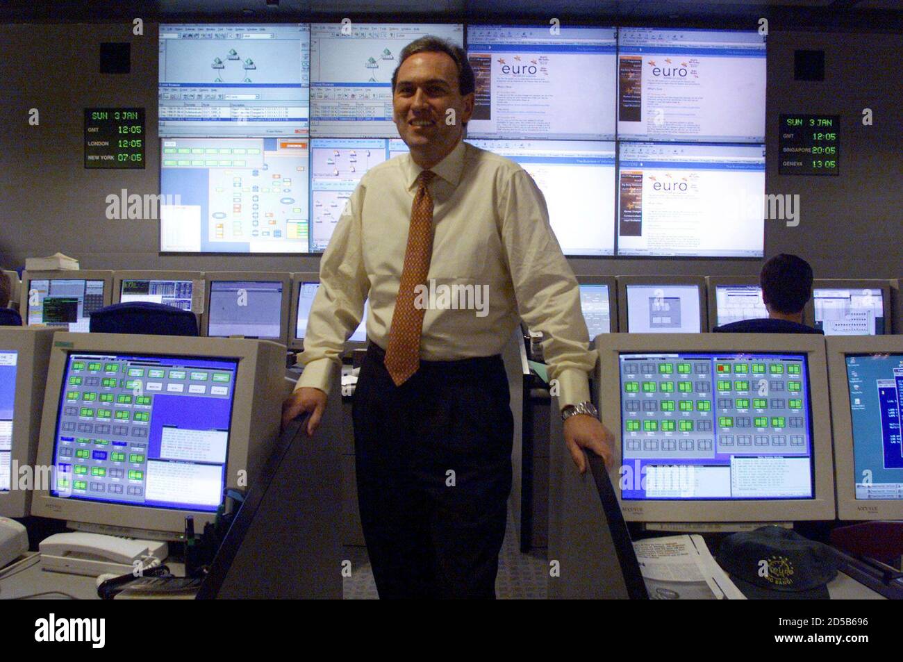 Geoffrey Sanderson, lächelt Reuters EURO Programmdirektor als He posiert für Fotos in der Reuters Global Network Control Center 3 Januar.  Umgang Zimmer Throughtout der Welt bereiten sich auf die Einführung des Euro Morgen.    ??» Stockfoto