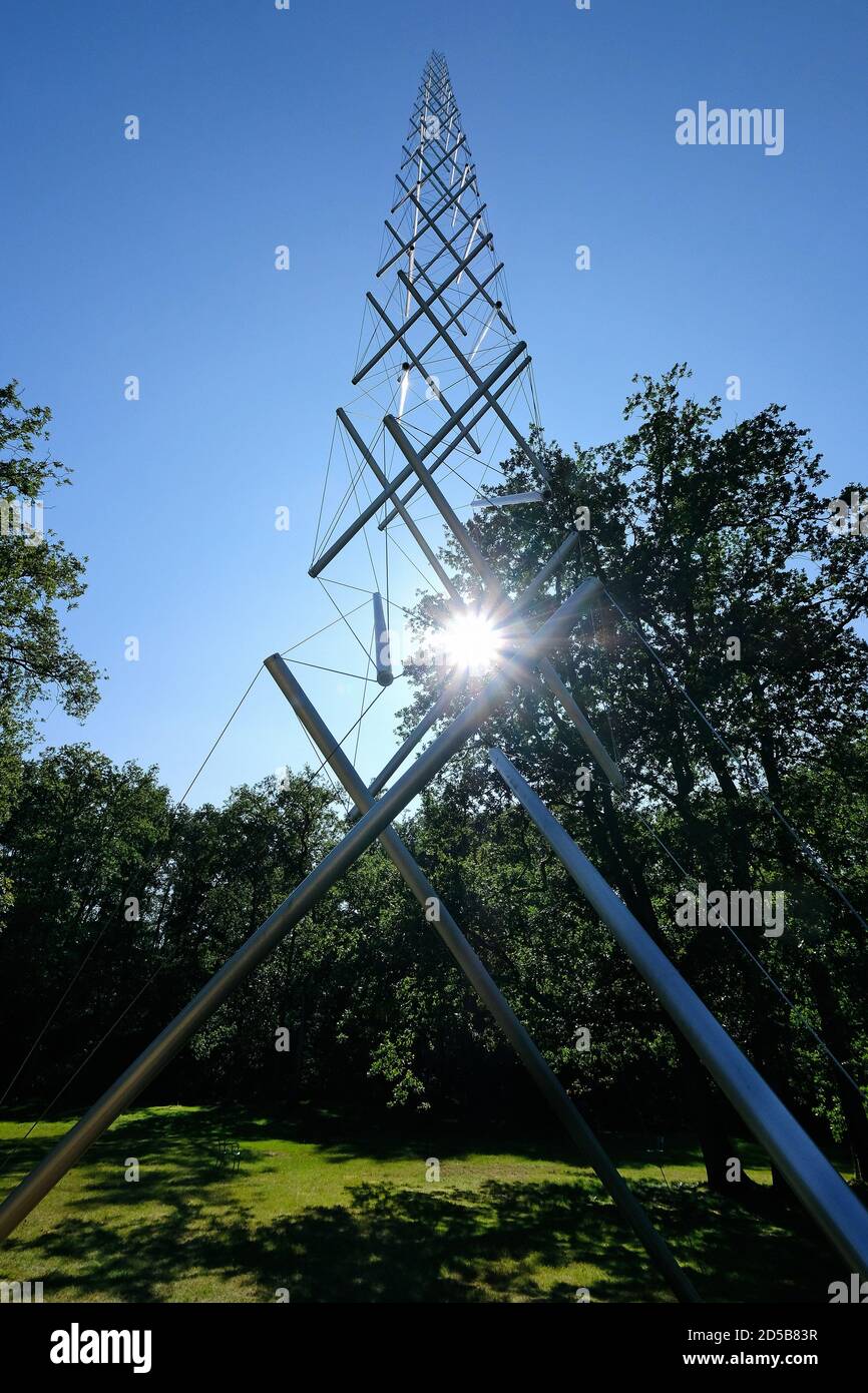 Skulptur 'Nedel Tower' des amerikanischen Künstlers Kenneth Snelson im Kröller Müller Museum. Stockfoto