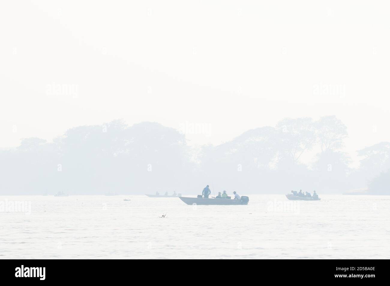 CORUMBÁ, MS - 03.10.2020: VERBRENNUNG IM PANTANAL MT - Fischerboote im Rauch des Flusses Cuiabá während der Verbrennung im Pantanal Mato-grossense (Foto: Daniel De Granville/Fotoarena) Stockfoto