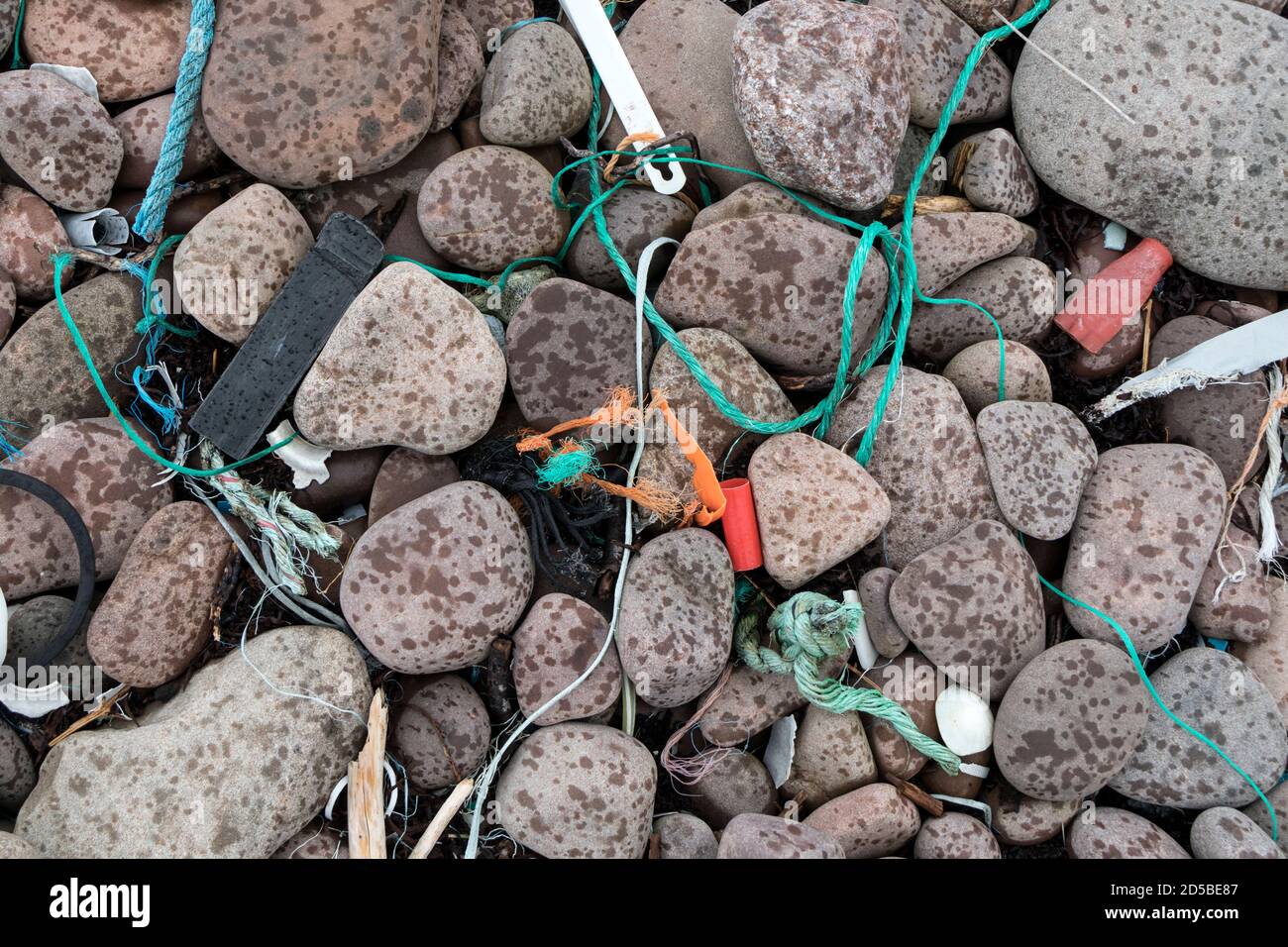 Plastikmüll und andere Trümmer, die an einem Strand auf der abgeschiedenen Coigach-Halbinsel, Wester Ross, Northwest Highlands of Scotland, Großbritannien, aufgespült werden Stockfoto