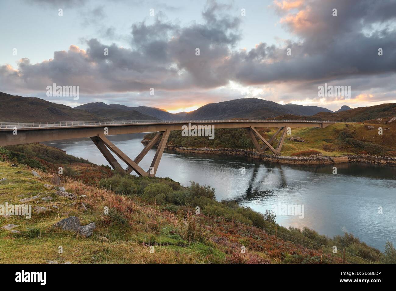 Die Kylesku-Brücke an der North Coast 500 Tourist Route, die den See Loch von Caolas Cumhann, Sutherland, NW Highlands of Scotland, UK überspannt Stockfoto