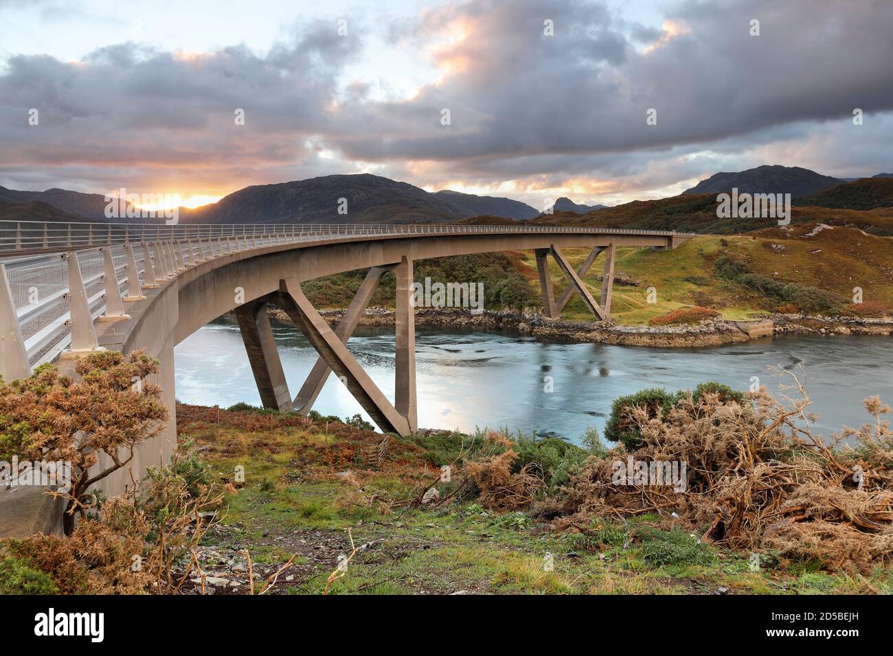 Die Kylesku-Brücke an der North Coast 500 Tourist Route, die den See Loch von Caolas Cumhann, Sutherland, NW Highlands of Scotland, UK überspannt Stockfoto