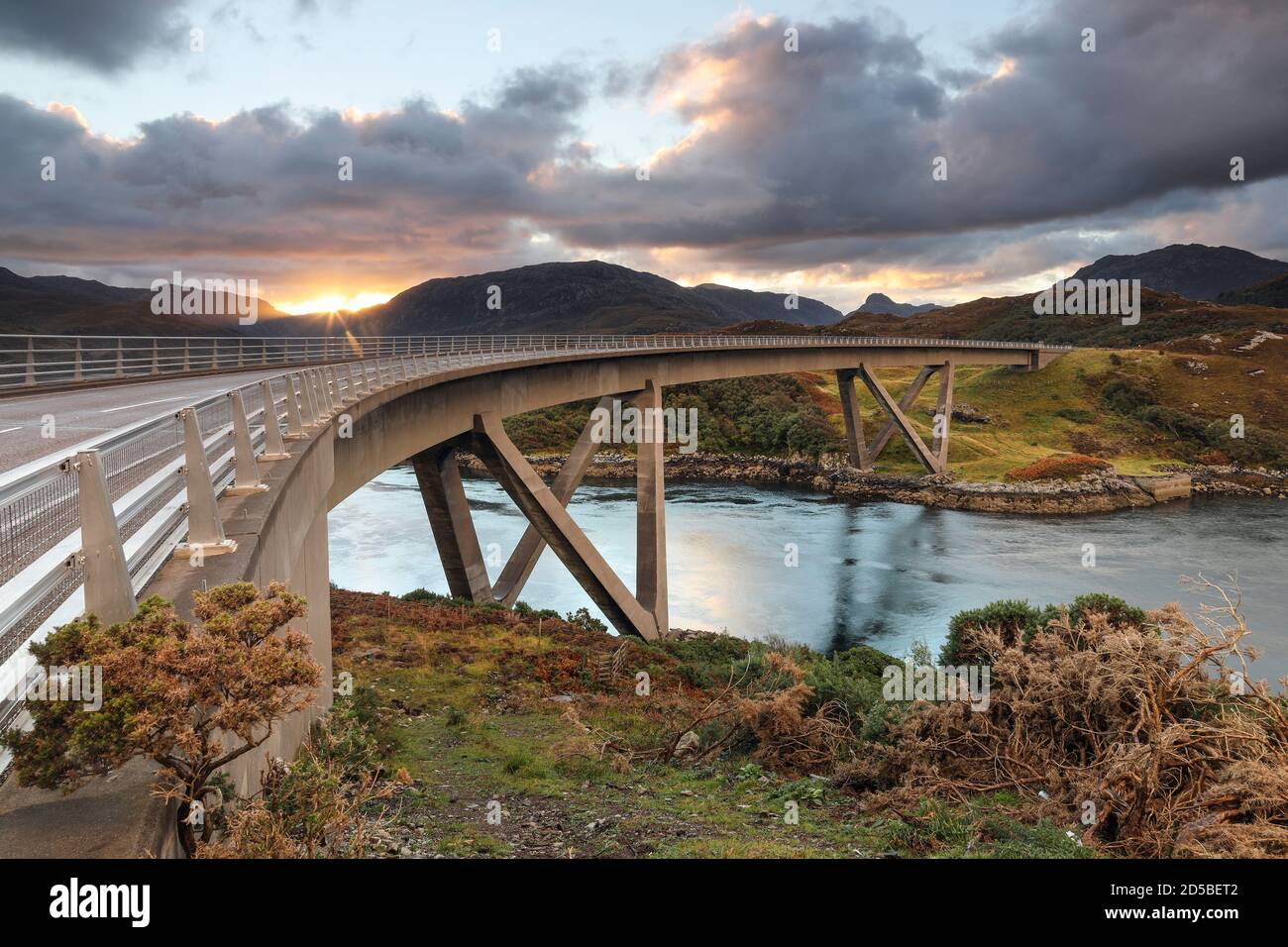 Die Kylesku-Brücke an der North Coast 500 Tourist Route, die den See Loch von Caolas Cumhann, Sutherland, NW Highlands of Scotland, UK überspannt Stockfoto