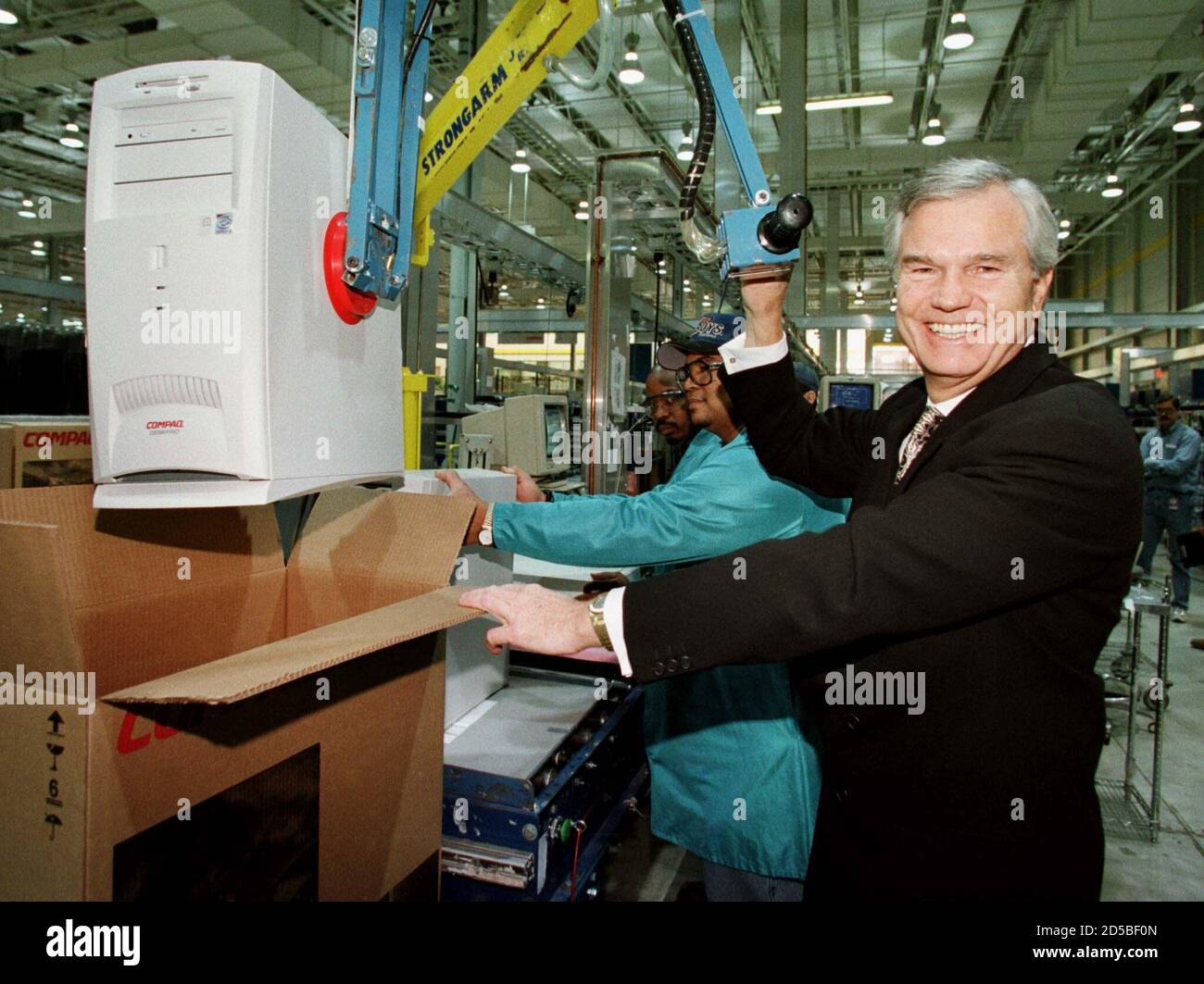Eckhard Pfeiffer, Präsident und CEO der Compaq Computer Corporation, packt  der 50 millionste PC Fabrikat Compaq, das Unternehmen Fertigungsstätte in  Houston, Texas, 28. Dezember. Compaq ist der weltweit erste Computerfirma,  die 50