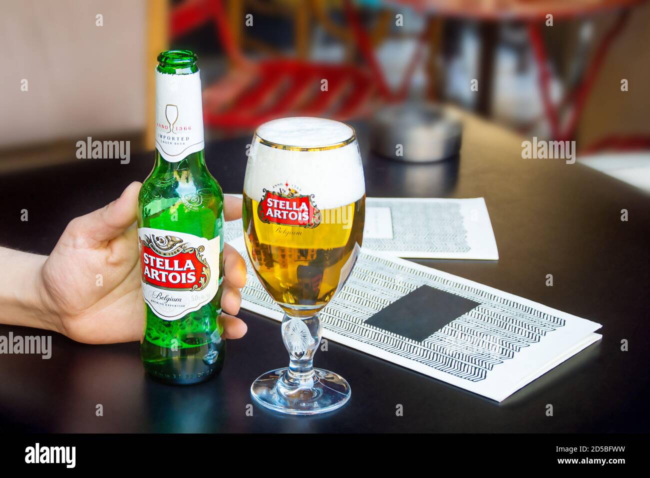 Mans Hand hält eine Flasche Bier Stella Artois, Madrid, Spanien, 05.05.2019 Stockfoto