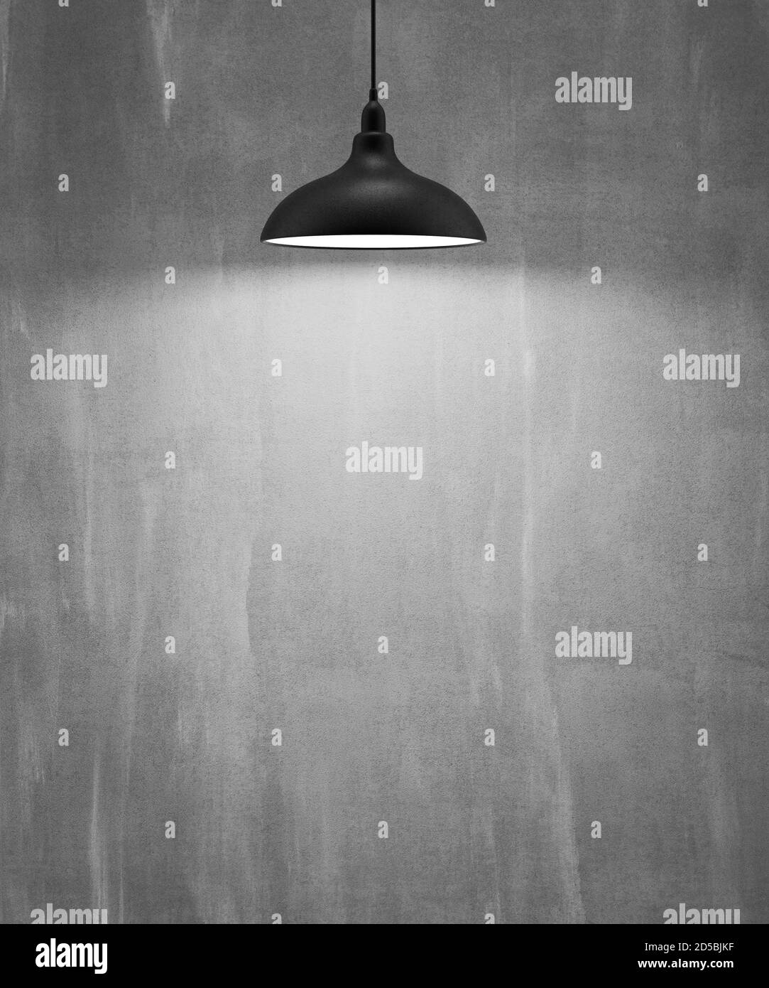 Grungy verblasst und gebeizt Stuckwand mit einer Dekoration von modernen Kronleuchter Beton und Zement-Muster mit Luxus-Beleuchtung, Strukturierte Hintergrund Stockfoto