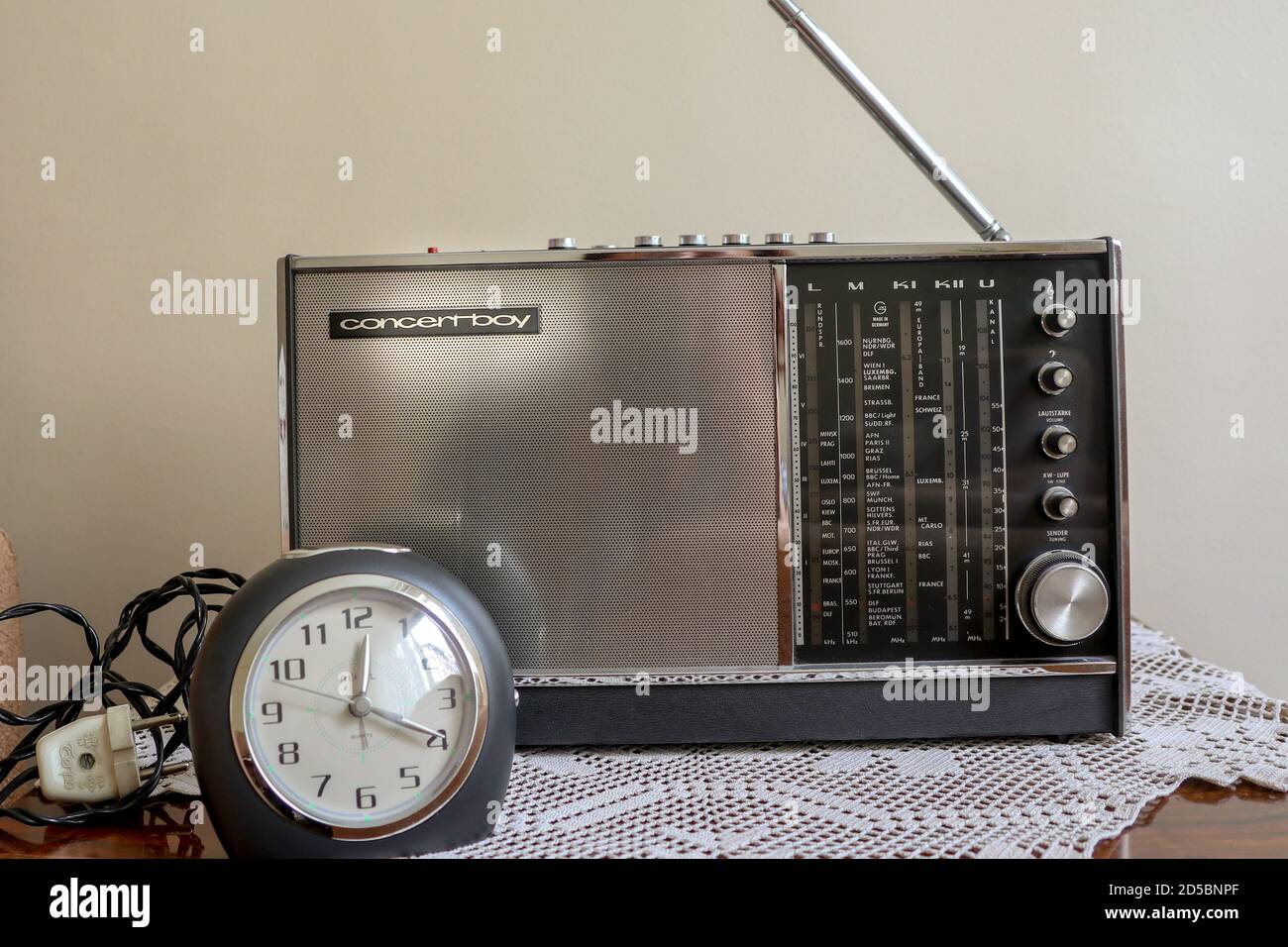 Altes Radio und Uhr Stockfoto