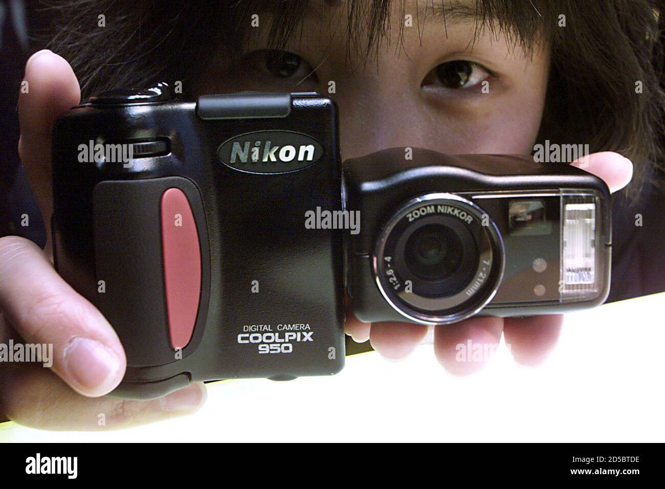 Nikon Corp Mio Sento zeigt die neue Coolpix 950 ultrahigh resolution  digitalen Kompaktkamera auf eine Enthüllung am Firmensitz in Tokyo Februar  15. Die Kamera verfügt über 2.11-Megapixel-Bildqualität, ein 3-fach Zoom  Nikkor-Objektiv mit