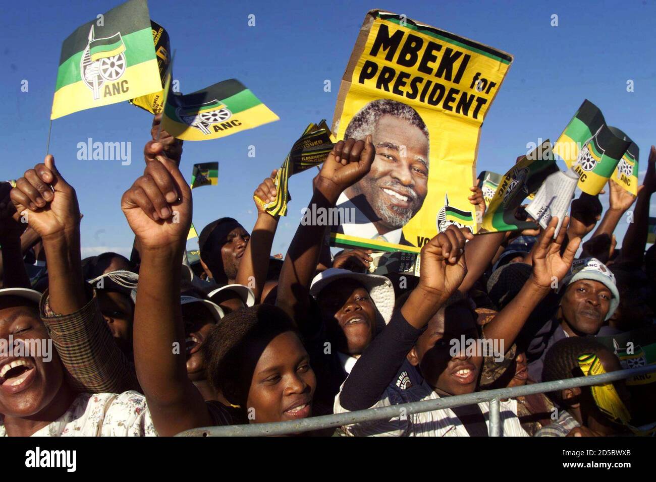 ANC Anhänger Welle, der stellvertretende Präsident Thabo Mbeki während einer Kampagne Wahlveranstaltung in einem Township in Nelspruit 23 Mai. Mbeki, fällig zum Erfolg des scheidenden Präsidenten [Nelson Mandela], geschworen, Korruption von Regierungsbeamten in seiner Verwaltung zu kämpfen, wenn er Präsident gemacht wird. Der ANC wird voraussichtlich die Wahl mit überwältigender Mehrheit zu gewinnen. Stockfoto