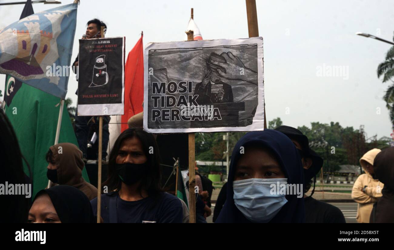 Tangerang, Indonesien. Oktober 2020. Studenten hielten eine Demonstration gegen das Omnibus-Gesetz Cipta Kerja vor dem Regierungsgebäude der Stadt Tangerang ab. (Foto von Fajrin Raharjo/Pacific Press) Quelle: Pacific Press Media Production Corp./Alamy Live News Stockfoto