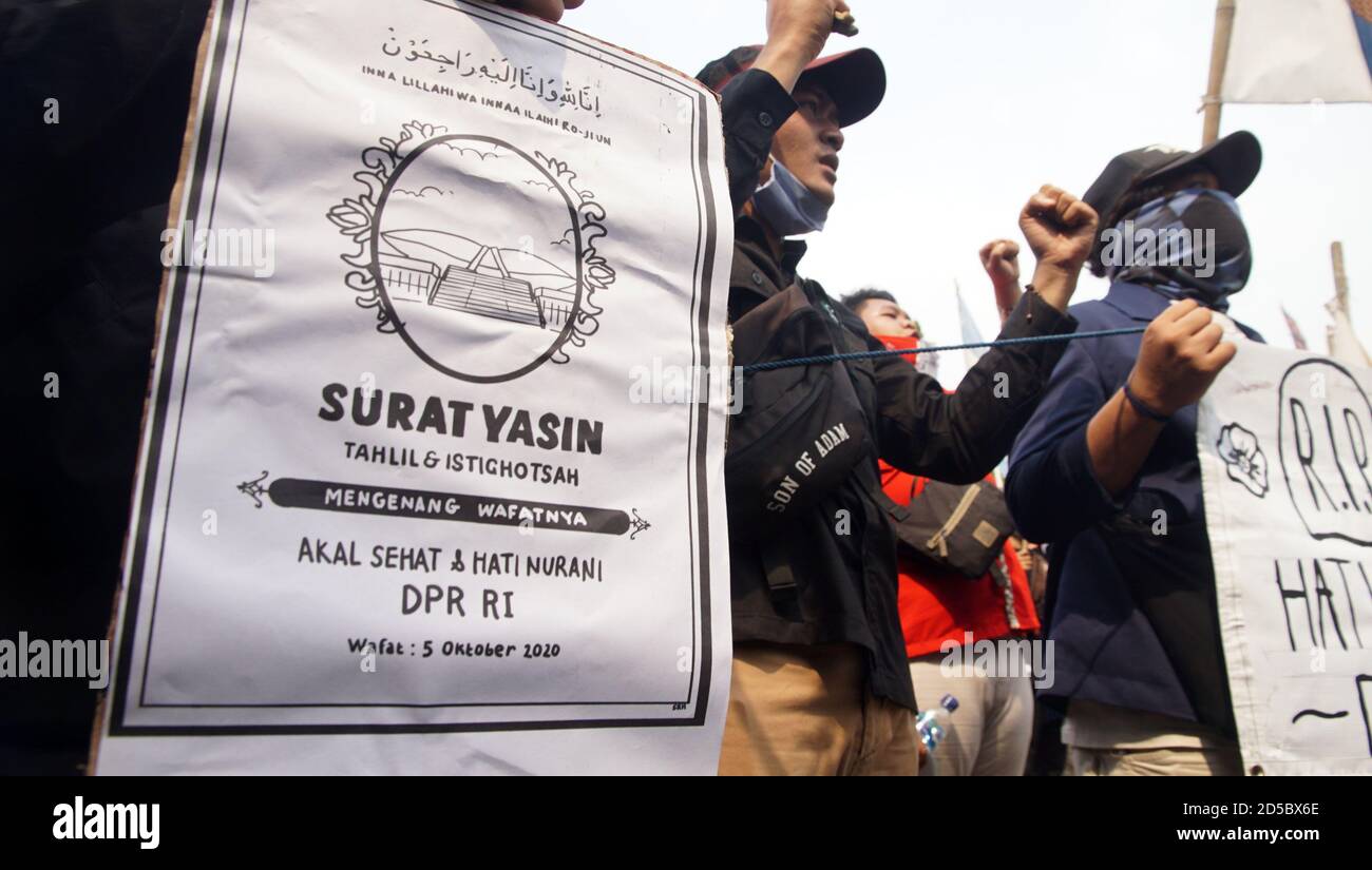 Tangerang, Indien. Oktober 2020. Studenten hielten eine Demonstration gegen das Omnibus-Gesetz Cipta Kerja vor dem Regierungsgebäude der Stadt Tangerang ab. (Foto von Fajrin Raharjo/Pacific Press) Quelle: Pacific Press Media Production Corp./Alamy Live News Stockfoto
