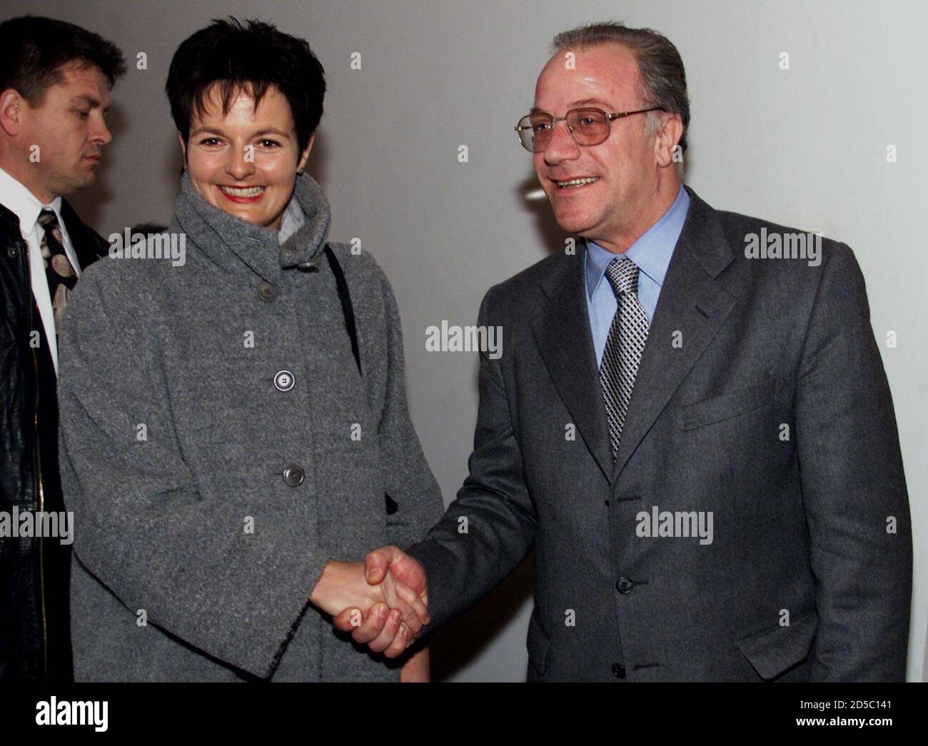 Der albanische Innenminister Spartak Poci (R) schüttelt die Hände mit der  Schweizer Justizministerin Ruth Metzler in Tirana im Januar 23. Metzler ist  auf einem zweitägigen offiziellen Besuch in Albanien. BOGEN Stockfotografie  - Alamy