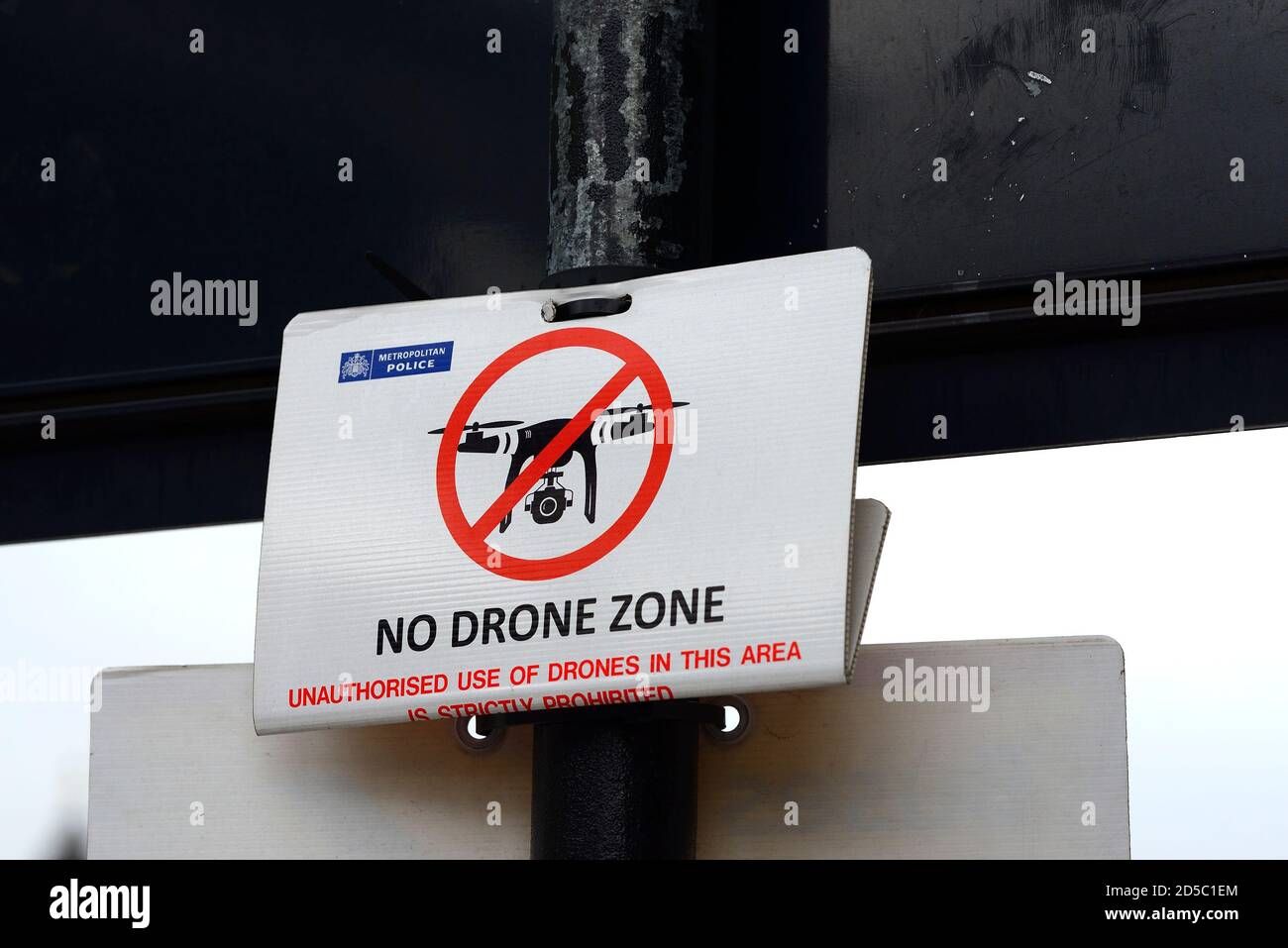 London, England, Großbritannien. No Drone Zone Schild auf Westminster Bridge Stockfoto