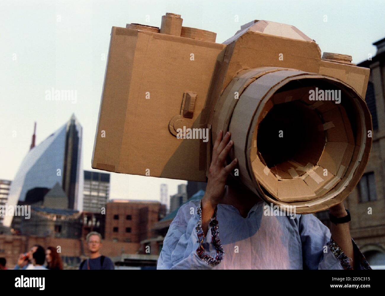 Ein Mann trägt eine Papier-Pappmaché-Kamera geht durch die Straßen der Innenstadt von Johannesburg während der Eröffnung der Africus Biennale 28 Februar. Sechsundsechzig Kuratoren aus der ganzen Welt wurden eingeladen zur Teilnahme an dieser drei-Monats-Kunstfestival Stockfoto
