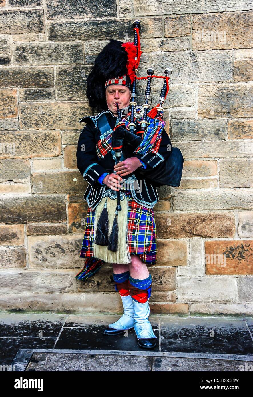 Piper in traditioneller Tracht spielt auf Dudelsack. Edinburgh, Schottland Stockfoto