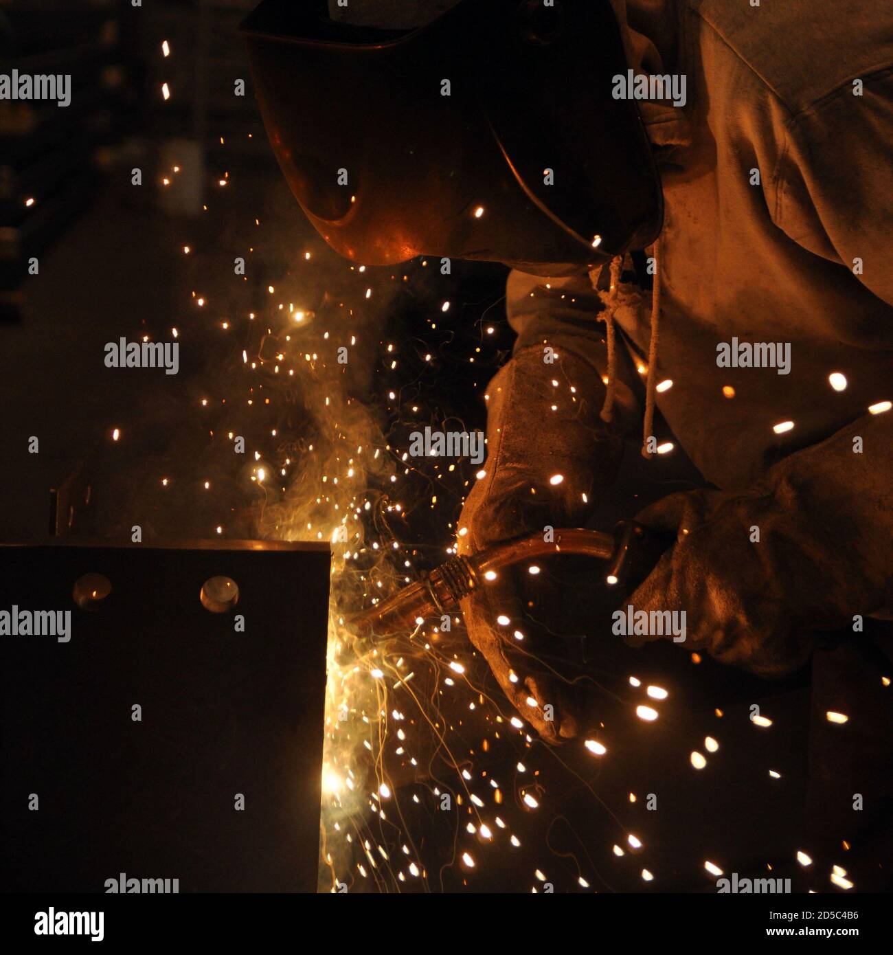 Schweißmaschine Montage technischer Stahl. Industrielles Schweißen von Metallkonstruktionen Stockfoto