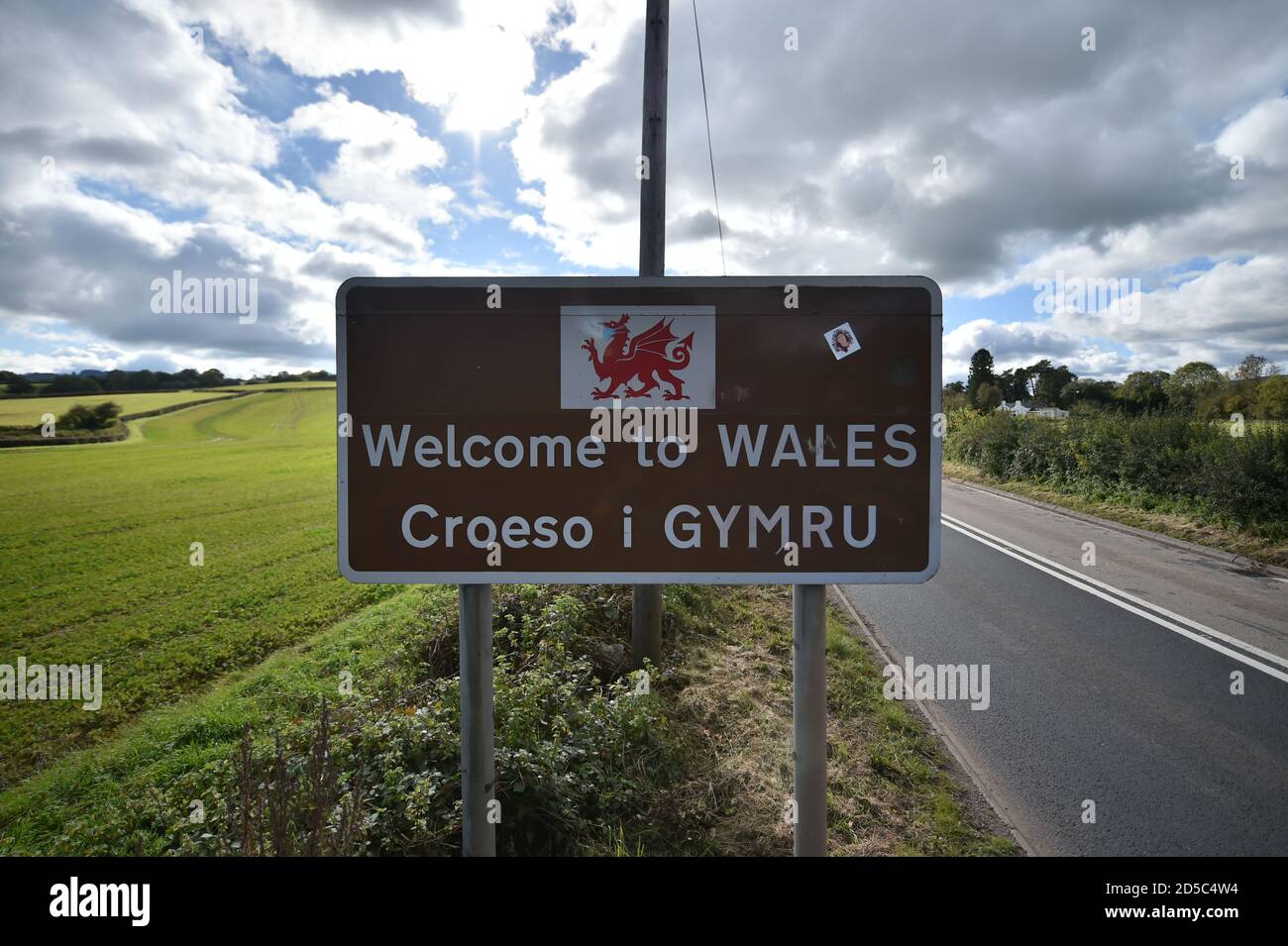 Ein Welcome to Wales Zeichen in der Nähe von Llangue in Monmouthshire, Süd-Ost-Wales. Wales könnte einer neuen nationalen Sperre unterstellt werden, da lokale Maßnahmen in Teilen des Landes möglicherweise nicht ausreichen, um die zunehmende Rate der Übertragung von Coronaviren in die Wintermonate zu unterdrücken. Stockfoto