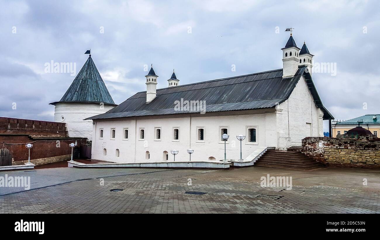 Das südliche Gehäuse des Artilleriegerichts und Bezymyannaya Turm auf dem Gebiet des Kasaner Kremls, Tatarstan, Russland. Stockfoto
