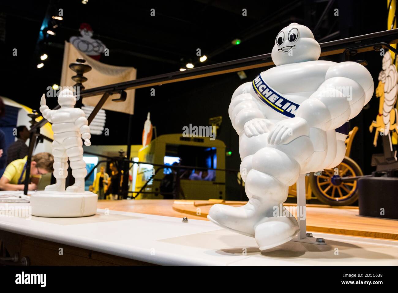 Clermont-Ferrand, Frankreich. Zahlen der Bibendum, auch bekannt als Michelin Reifen Mann, im L'Aventure Michelin Museum Stockfoto