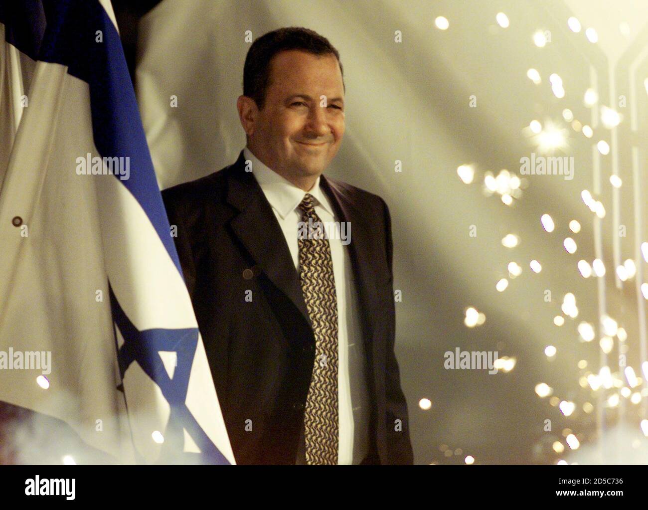 Ein lächelnder designierter Premierminister Ehud Barak geht auf der Bühne inmitten von Flaggen und Wunderkerzen, als er am 23. Mai zu einer festlichen Wahlsiegerkundgebung für seine eine-Israel-Partei eintrifft. Barak gewann bei den Parlamentswahlen in der letzten Woche einen Erdrutschsieg über den einliegenden Premierminister Benjamin Netanjahu und beginnt nun mit der Bildung einer Regierung, die, wie er sagte, auf breiter Basis sein und alle Aspekte der israelischen Gesellschaft einschließen sollte. Levy ist ein Kandidat für den Erhalt des Außenministerportfolios in Baraks Regierung. JWH Stockfoto