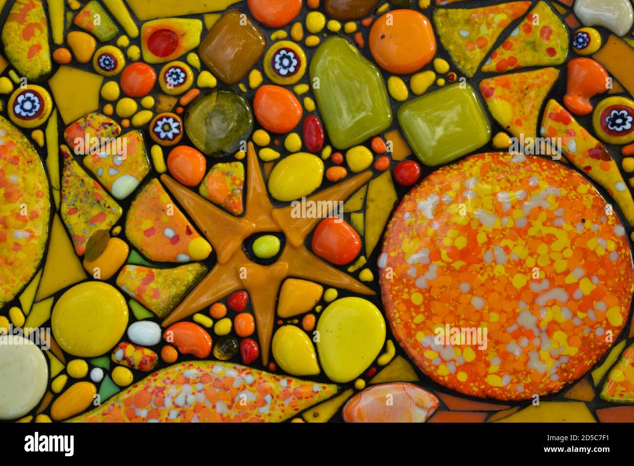 Dekorative rot orange gelb Herbst Frühling Herbst Farben Mosaik Fliesen  Steine machen Muster Stern runde Formen Textur für die Dekoration  Stockfotografie - Alamy