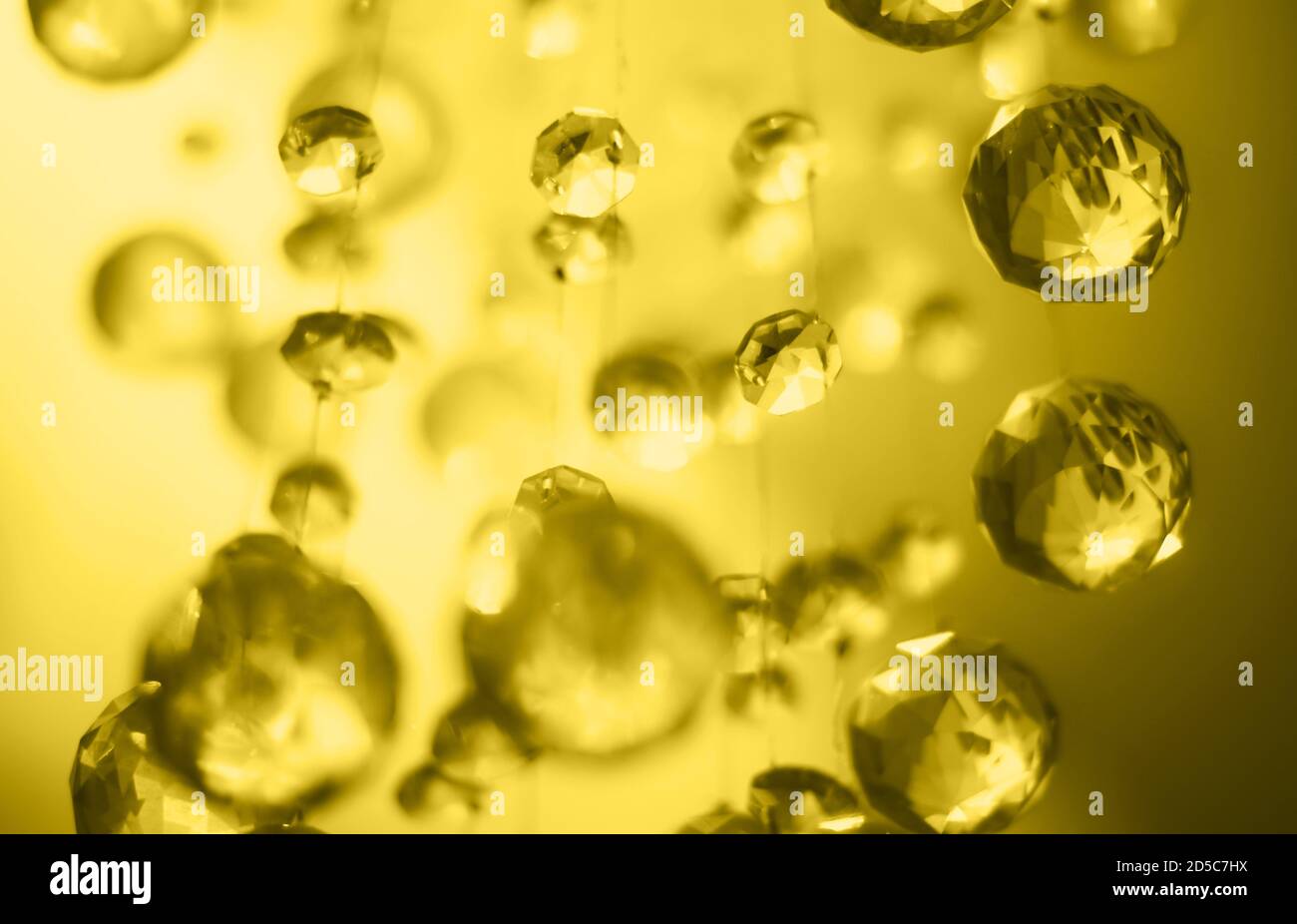 Abstrakt leuchtend gelb rund defokussierte hängen Cristals Hintergrund. Verwischen Sie magische Lichter. Stockfoto
