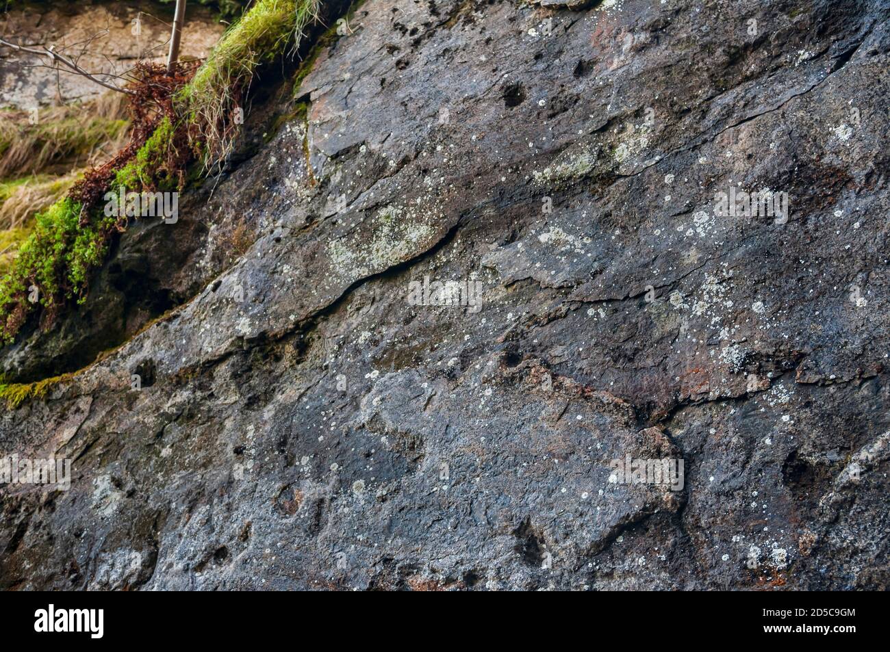 Die Stemmstielbuchsen der Bergleute wurden in die Wände des Tagebaus bei der Mine Odin in Castleton, Derbyshire, gemeißelt. Stockfoto