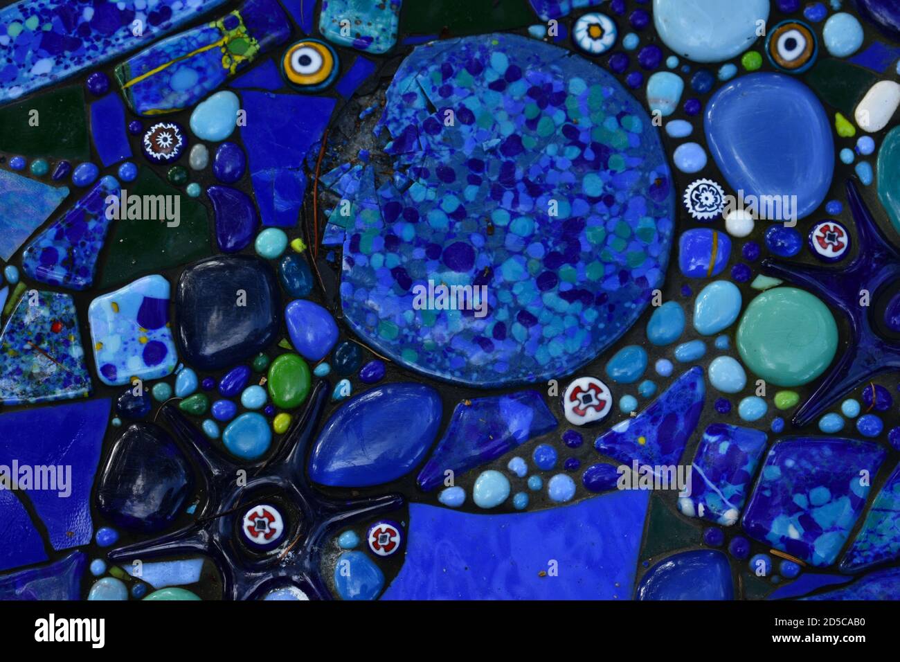 Dekorative blau türkis grün gelb orange Mosaik Fliesen Steine machen Muster Textur Sterne Runden für Dekoration Illustration Meer Ozean Stockfoto