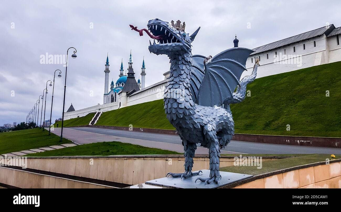 Skulptur von Zilant, einer legendären Kreatur, etwas zwischen einem Drachen und einem Wyvern auf dem Hintergrund der Kul-Sharif Moschee im Kasaner Kreml in Tatarsta Stockfoto