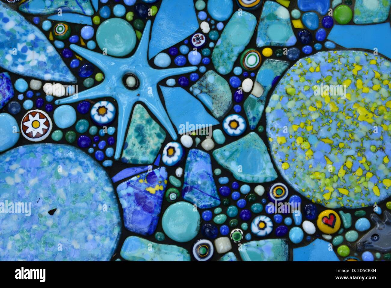 Dekorative blau türkis grün gelb orange Mosaik Fliesen Steine machen Muster Textur Sterne Runden für Dekoration Illustration Meer Ozean Stockfoto