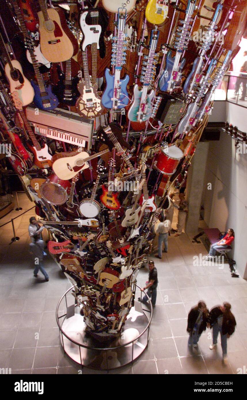 Besucher gehen vorbei an den Turm von 500 Gitarren während einer Tour durch  das Experience Music Project in Seattle, 23.Juni. Microsoft Co-Gründer und  Milliardär [Paul Allen, wer ist die primäre finanzielle Unterstützer