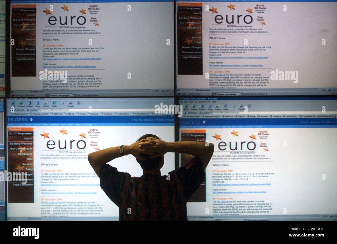 Ein Controller im Reuters Global Network Control Center schaut auf riesige Bildschirme mit Informationen über den Euro 3. Januar. Auf der ganzen Welt bereiten sich die Handelsräume auf die Einführung des Euro morgen vor. RUS/NS Stockfoto