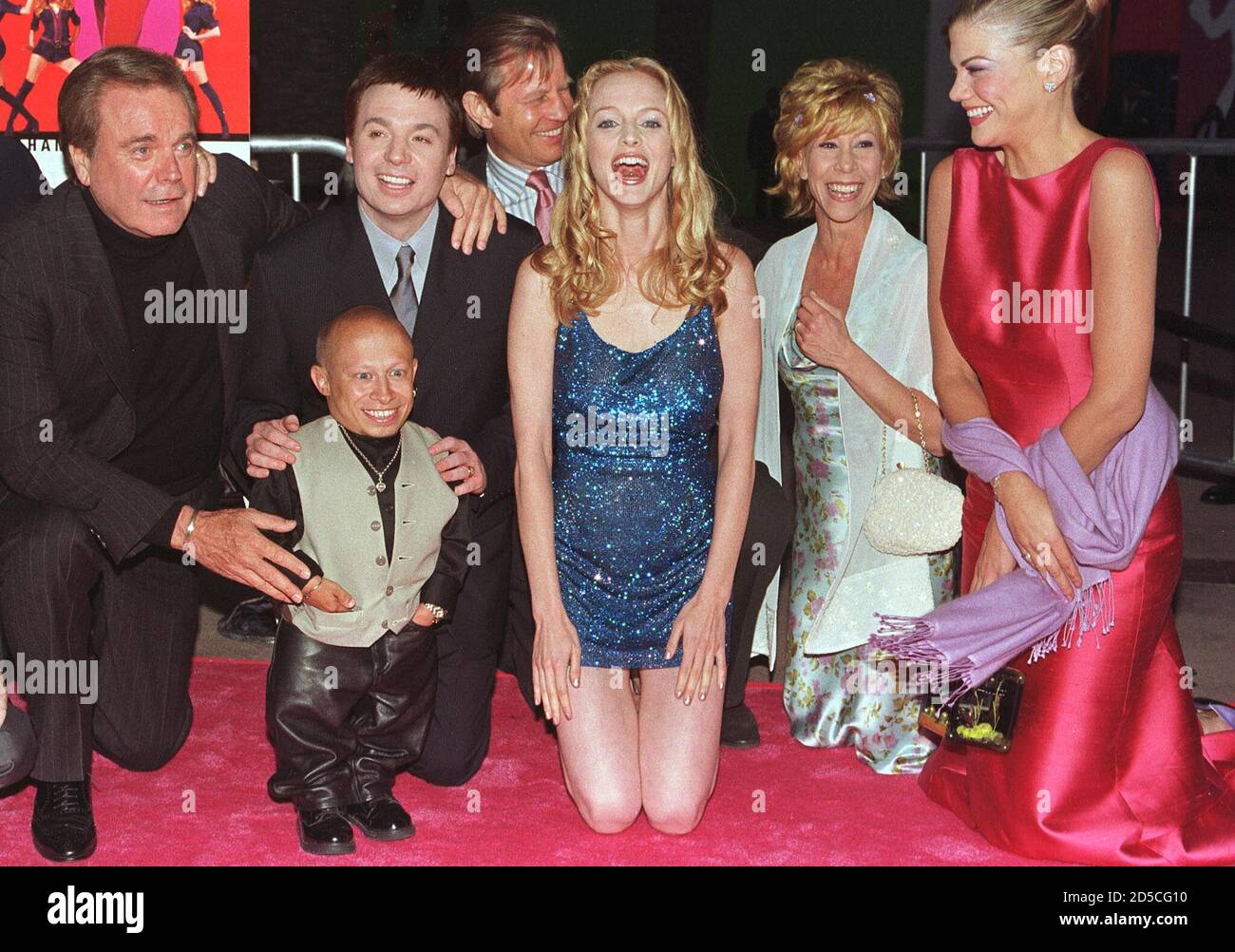 Mike Myers (C) Star Von 'Austin Powers: The Spy Who Shagged Me' Hält Sich An Den Schauspieler Verne Troyer, Der 'Mini-Me' Spielt, Einen Winzigen Klon Von Myers' Charakter Dr. Evil, Wie Die