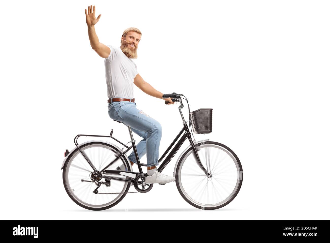 Fröhlicher junger Hipster Kerl mit blondem Bart und Schnurrbart Reiten Ein Fahrrad und winken isoliert auf weißem Hintergrund Stockfoto