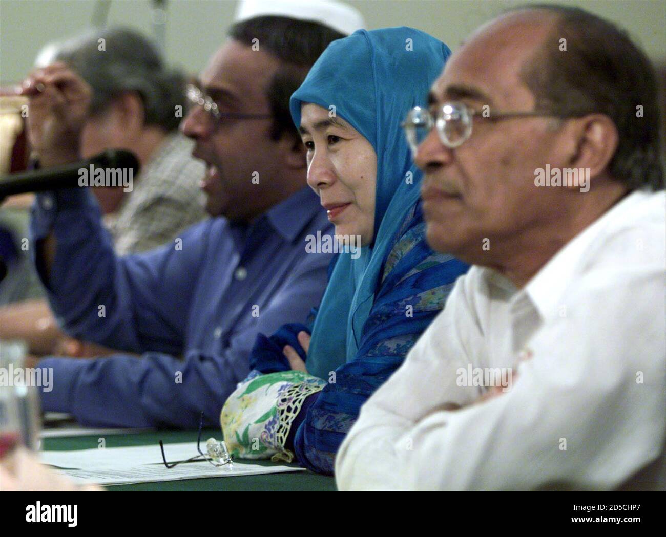 Prasident Der National Justice Party Wan Azizah Wan Ismail C Hort Ihre Stellvertretende Chandra Muzaffar L Gesprache Mit Medienvertretern In Kuala Lumpur 24 Oktober Wahrend Der Prasident Der Malaysia People S Party Syed