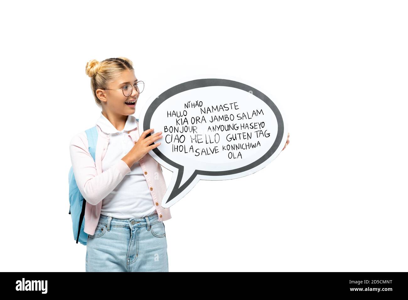 Schulkind mit Rucksack hält Sprechblase mit Grußschrift isoliert Auf Weiß Stockfoto