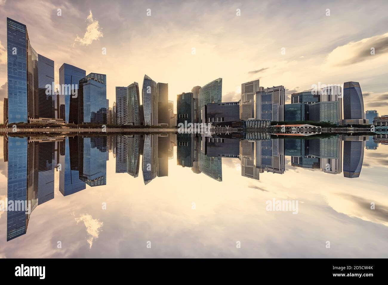 Blick auf die Marina Bay bei Sonnenuntergang in Singapore City, Singapur Stockfoto
