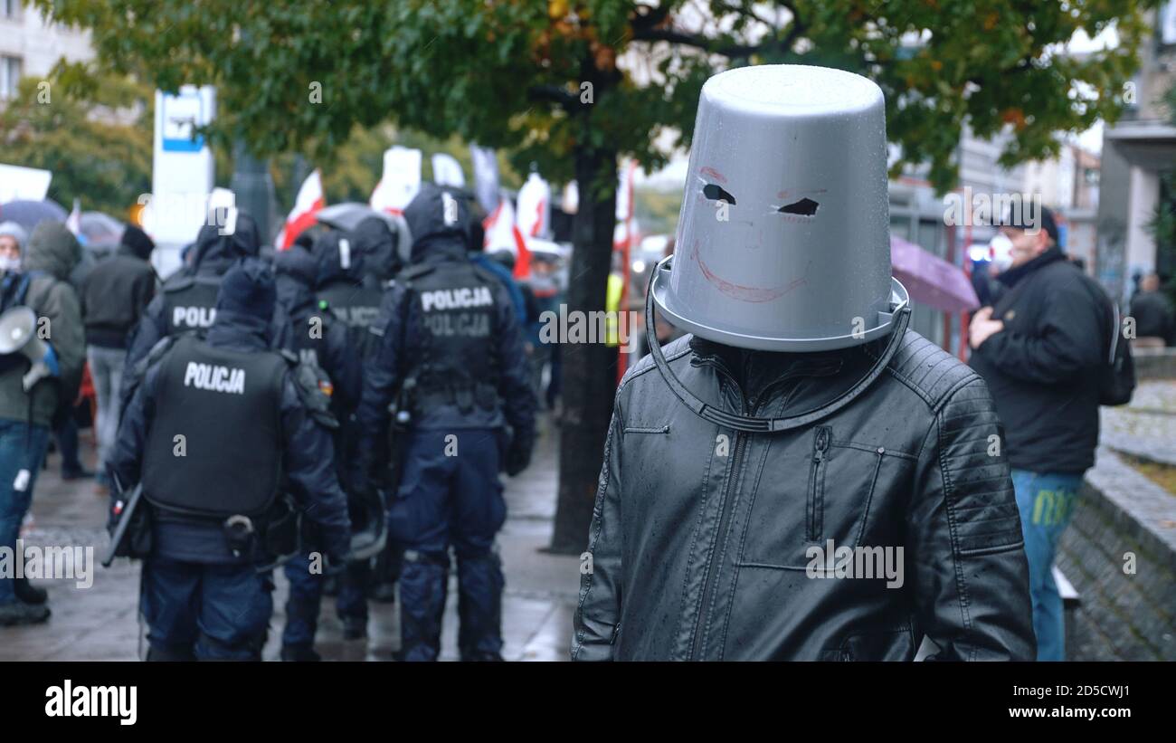 Warschau, Polen 13.10.2020 - Protest der Bauern Mann mit Eimer auf dem Kopf statt Anti-covid Schutz Gesichtsmask. Hochwertige Fotos Stockfoto