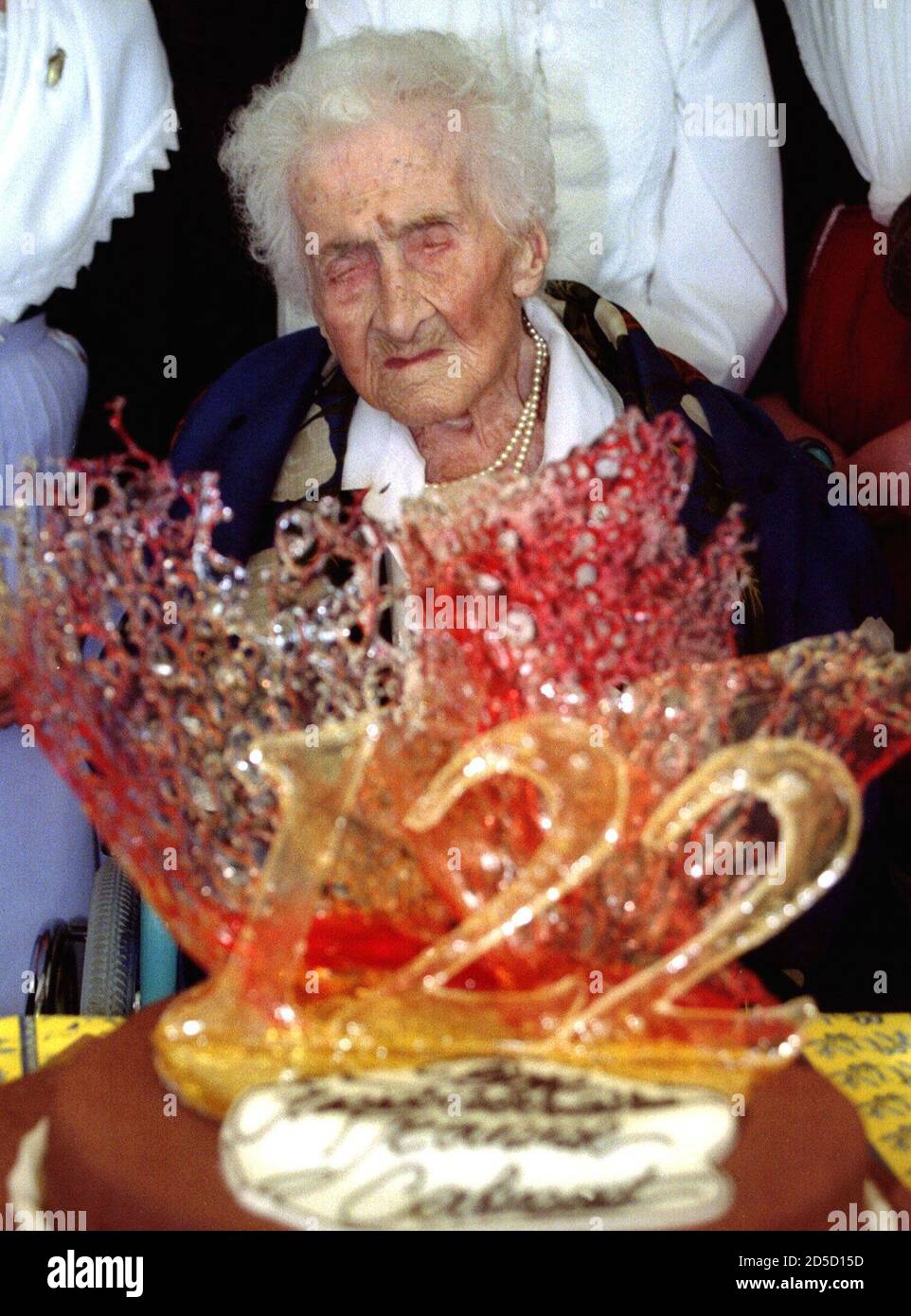 Französin Jeanne Calment, offiziell älteste Person der Welt, feiert ihren  122. Geburtstag mit einen Schokoladenkuchen, Februar 21. Das Guinness Buch  der Rekorde listet Calment als der älteste Mensch, der je gelebt, und