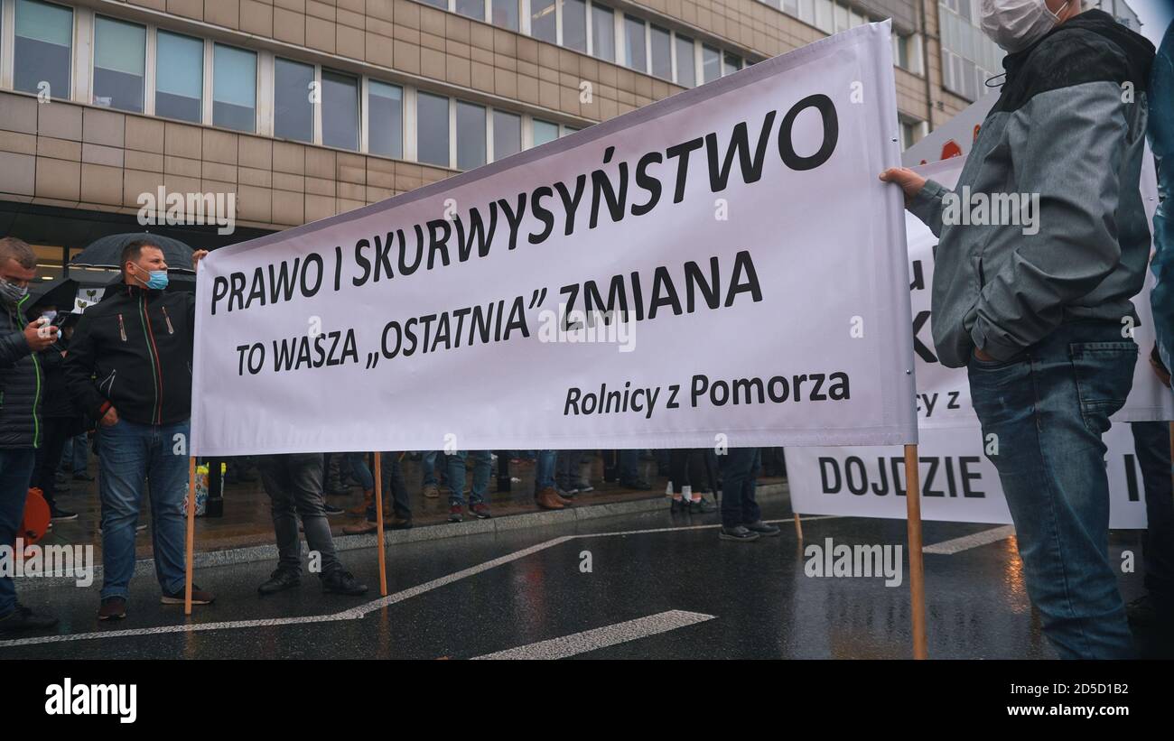 Warschau, Polen 13.10.2020 - Protest der Farmers Anti Law and Justice Party (PiS) Slogan Banner. Hochwertige Fotos Stockfoto