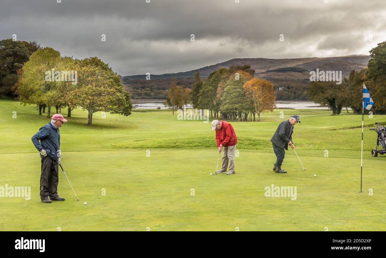 Kenmare, Kerry, Irland. Oktober 2020. Rentner, Paul Paddy O' Sullivan, werden während ihres wöchentlichen Golfspiels im Kenmare Golf Club, Co. Kerry auf dem 15. Green putten. - Credit; David Creedon / Alamy Live News Stockfoto