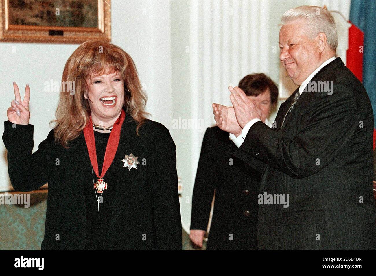 Der russische Präsident Boris Jelzin applaudes der Popsängerin Alla Pugacheva, die nach der Verleihung des Ordens "für den Dienst an der Heimat" im Kreml am 15. April die Geste machte. Pugatschewa, eine der berühmtesten russischen Popsängern, feiert am Donnerstag ihren 50. Geburtstag. MF/WS Stockfoto