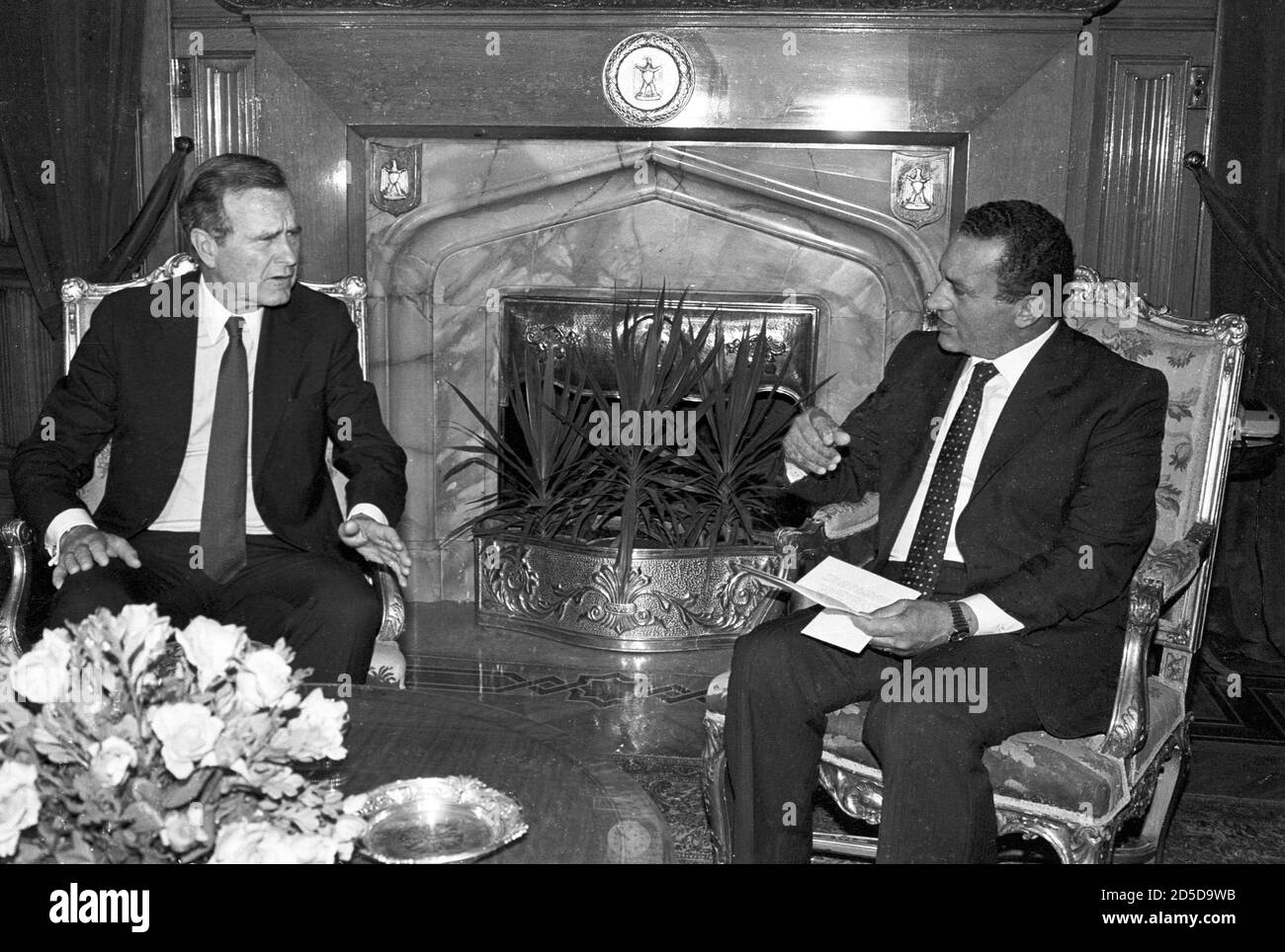 Egyptian President Hosni Mubarak (R) trifft sich mit US-Vizepräsident George Bush am Präsidentenpalast in Kairo 3. August 1986.  Bush, der eine zweitägige Tour der antiken Monumente in Oberägypten endete, kamen in Kairo, Nahost Friedensbemühungen mit Präsident Mubarak zu diskutieren. REUTERS/Jim Hollander bester Qualität zur Verfügung Stockfoto