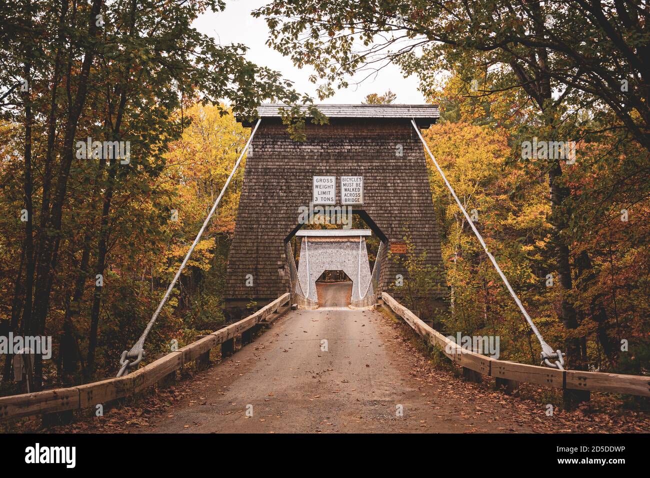 Herbstfarbe und die Wire Bridge, in New Portland, Maine Stockfoto