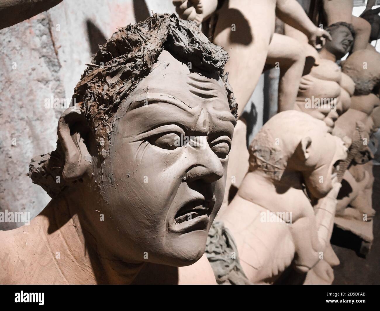 Ton Idol Herstellung in indien für Festival. Unvollendete Ton gott Idol für durga puja. Ton Skulptur für indien Festival oder fastival von indien. Stockfoto