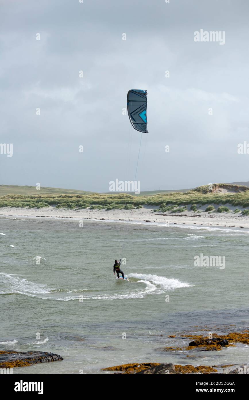 Ein Windsurfer in Clachan Sands auf North Uist Stockfoto